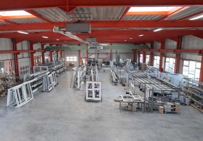 Einblick in die Halle und Fertigung von Vinken Fensterbau
